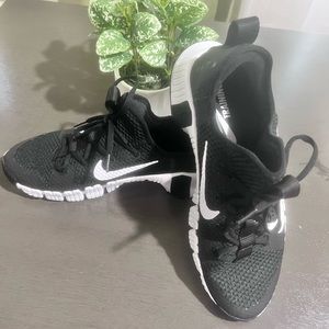 Nikes Men training shoes black and white in good reference see the pics.